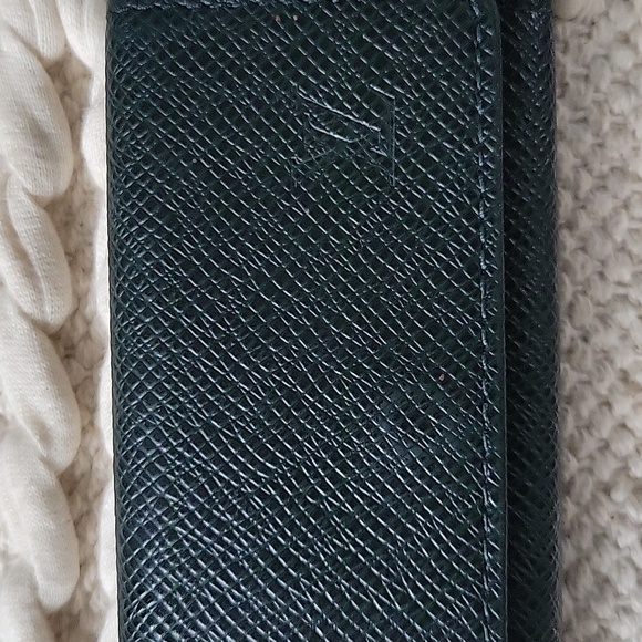 Louis Vuitton Green Taiga Leather 4 Key Holder - Picture 2 of 8